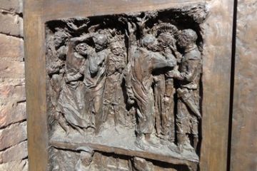 Parrocchiale di San Pietro - Particolare Lavorazione Scultorea Porta Laterale