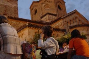 Sagra del Pesce e del Cortese - Tavoli con gente
