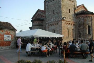 Sagra del Pesce e del Cortese  - Tavoli con gente