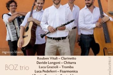 Spostabili, incastrabili, quel giusto amplificabili, e di pezzi molti: tristi, allegri, ballabili, così che poi ci si diverte senza badare che il primo era un tango, il secondo un klezmer, il terzo uno strano ritmo balcanico.<br>BOZ: che ovviamente sta per Btrio Omusicale! Zpopolare, e che quindi assume di per sè un significato piuttosto preciso, soprattutto considerato il fatto che a suonare siamo in cinque<br><br>Rouben Vitali – Clarinetto<br>Davide Longoni – Chitarra<br>Luca Grazioli – Tromba<br>Luca Pedeferri – Fisarmonica<br>Alberto Capsoni – Contrabbasso